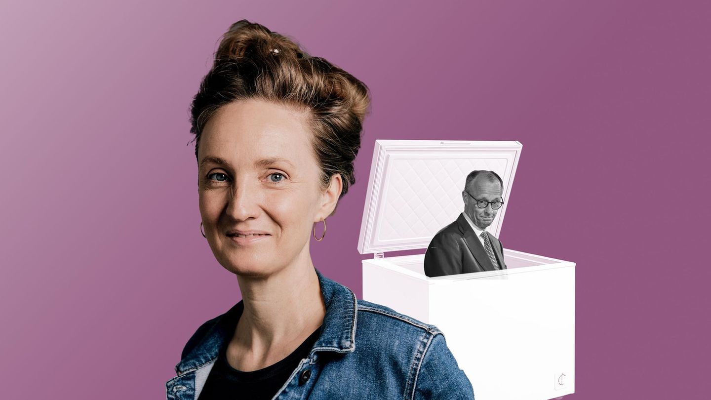 Kolumnistin Helen Bömelburg mit einer Tiefkühltruhe und Friedrich Merz