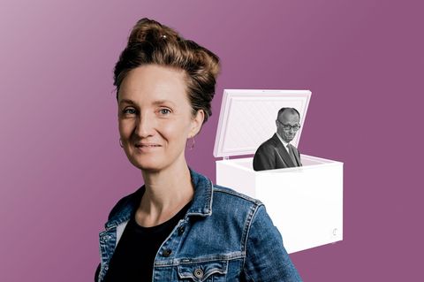 Kolumnistin Helen Bömelburg mit einer Tiefkühltruhe und Friedrich Merz