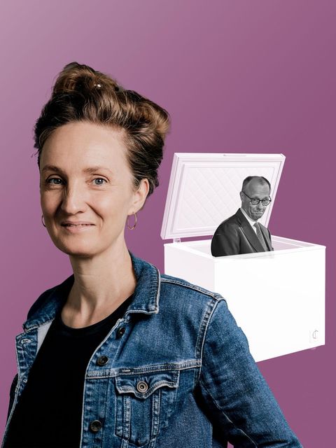 Kolumnistin Helen Bömelburg mit einer Tiefkühltruhe und Friedrich Merz