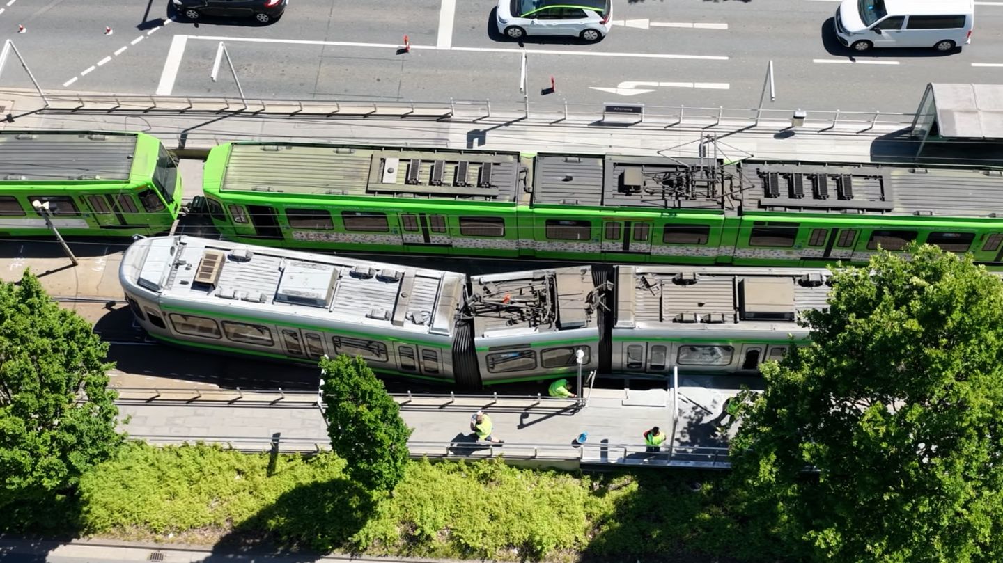 Ein Zusammenstoß zweier Stadtbahnen in Hannover legt den Verkehr lahm
