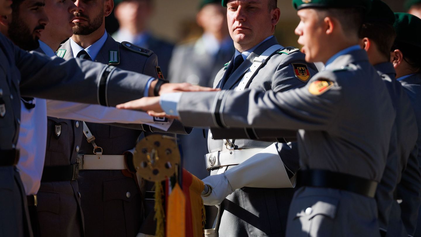 Öffentliches Gelöbnis: Bundeswehr-Rekruten leisten Fahneneid vor Abgeordnetenhaus