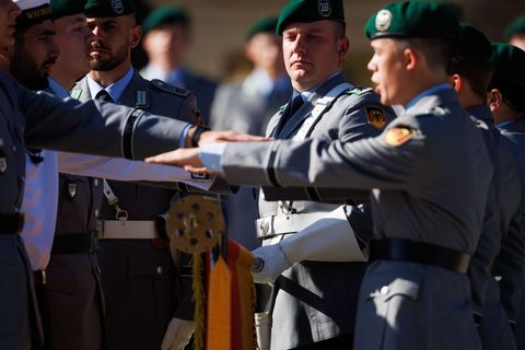 Das öffentliche Gelöbnis von Bundeswehr-Rekruten vor dem Berliner Abgeordnetenhaus war das dritte dieser Art seit der Premiere 2