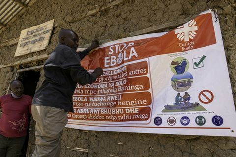 Plakat mit Ebola-Hinweisen in der DR Kongo