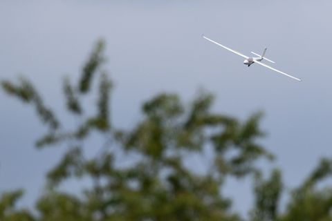 Das Flugzeug stürzte nahe der bayerischen Grenze ab. (Symbolbild) Foto: Friso Gentsch/dpa