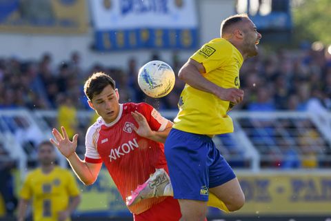 Tim Kraus (Würzburger Kickers, l) und Djamal Ziane (FC Lok Leipzig) kämpfen mit ihren Teams um den Drittliga-Aufstieg. Foto: Hen