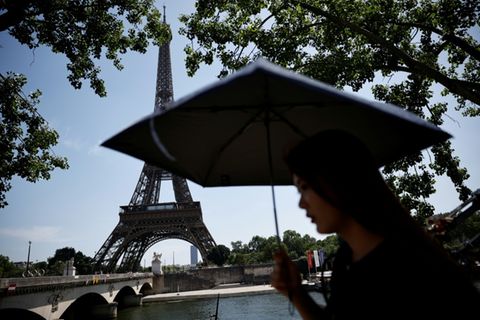 Passantin in Paris mit Schirm