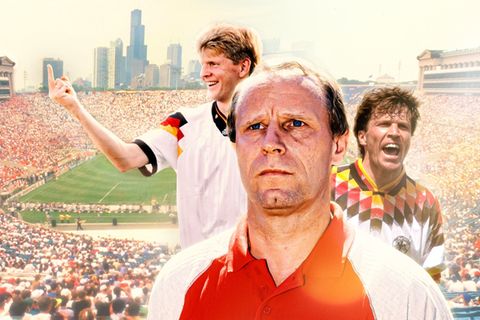Das Cover der ARD-Dokuserie "Elf Helden – Ein Albtraum" zeigt drei Protagonisten eines WM-Horrortrips in die USA 1994. Dort wollte der amtierende Fußball-Weltmeister Deutschland seinen Titel mit Trainer Berti Vogts (zweiter von links) und Kapitän Lothar Matthäus verteidigen. Es kam anders – auch für Stefan Effenberg (links).