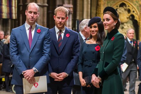Die Prinzen William (links) und Harry standen im Team mit ihren Frauen Prinzessin Kate (rechts) und Herzogin Meghan lange an der Spitze der Beliebtheitsskala. Wie der Streit zwischen den Brüdern alles veränderte, erzählt nun eine wiederholte Doku bei ARTE.