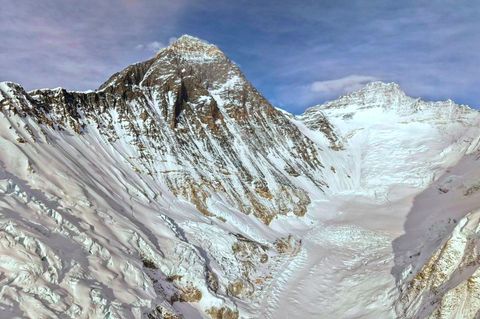 Der Mount Everest lockt immer wieder zu Rekorden. (Archivbild) Foto: Pasang Rinzee Sherpa/AP/dpa