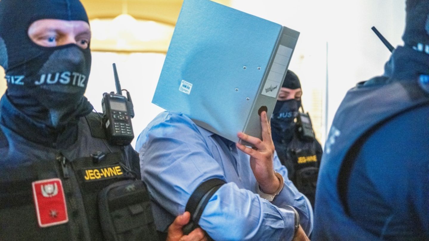 Angeklagter verbirgt im Gericht sein Gesicht