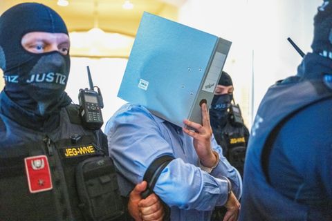 Angeklagter verbirgt im Gericht sein Gesicht