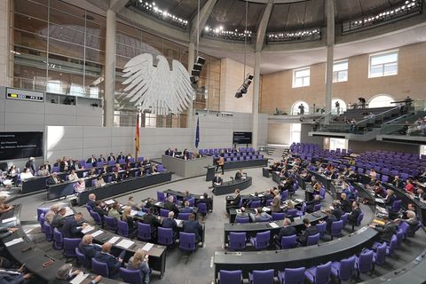 Die Koalition will das Wahlrecht ändern, eine Lösung ist aber nicht in Sicht. (Archivbild) Foto: Michael Kappeler/dpa