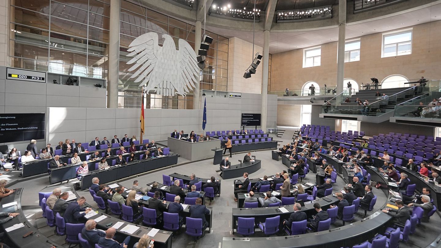 Die Koalition will das Wahlrecht ändern, eine Lösung ist aber nicht in Sicht. (Archivbild) Foto: Michael Kappeler/dpa