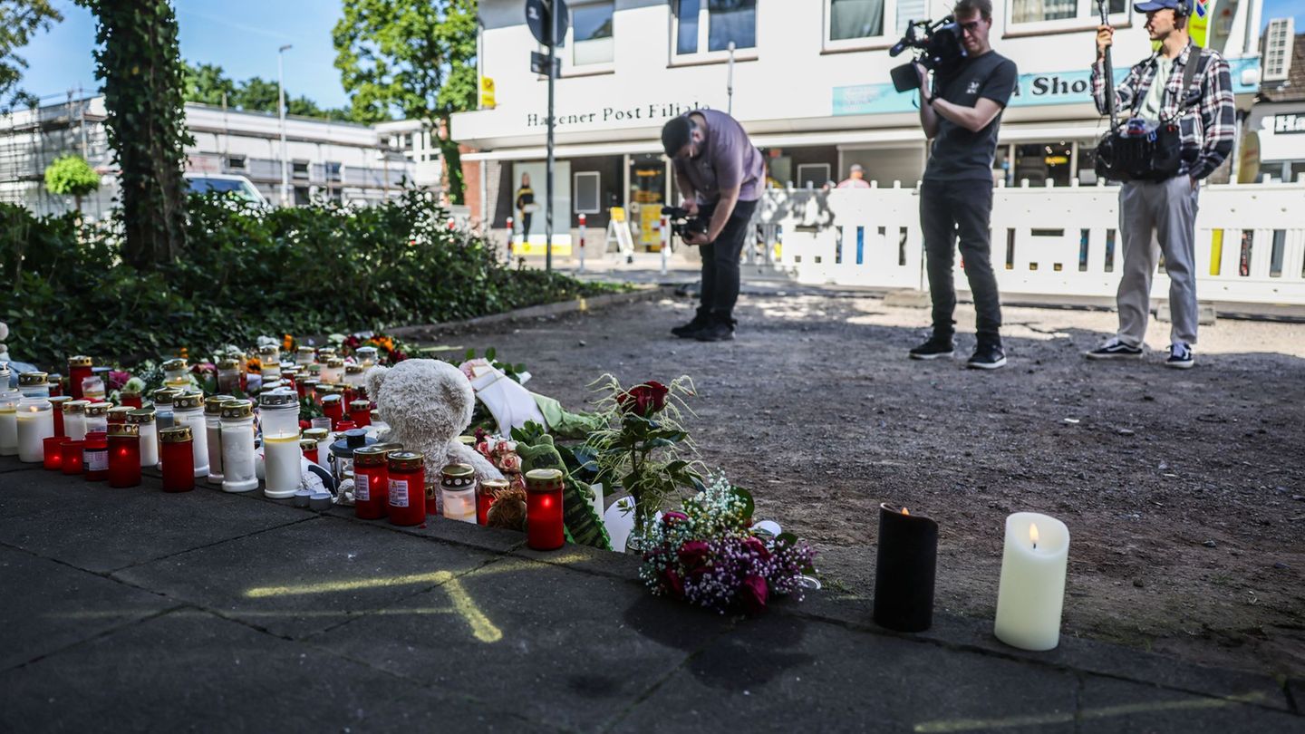 Zahlreiche Kerzen und Blumen an der Unfallstelle - am Freitagmorgen gibt es eine Schweigeminute. Foto: Oliver Berg/dpa