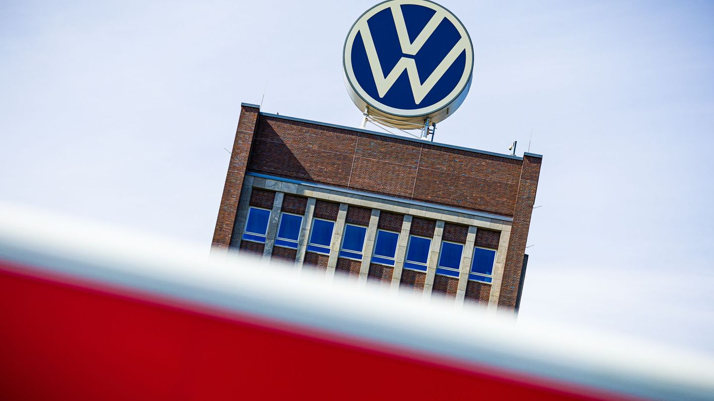 Zwei frühere Manager streiten vor Gericht um Schadenersatz und Schmerzensgeld von VW. Foto: Moritz Frankenberg/dpa