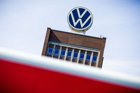 Zwei frühere Manager streiten vor Gericht um Schadenersatz und Schmerzensgeld von VW. Foto: Moritz Frankenberg/dpa