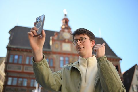 Benedikt Döllmann zeigt auf Social Media seinen Alltag als Stadtrat. Über 50.000 Menschen folgen ihm. Foto: Marijan Murat/dpa