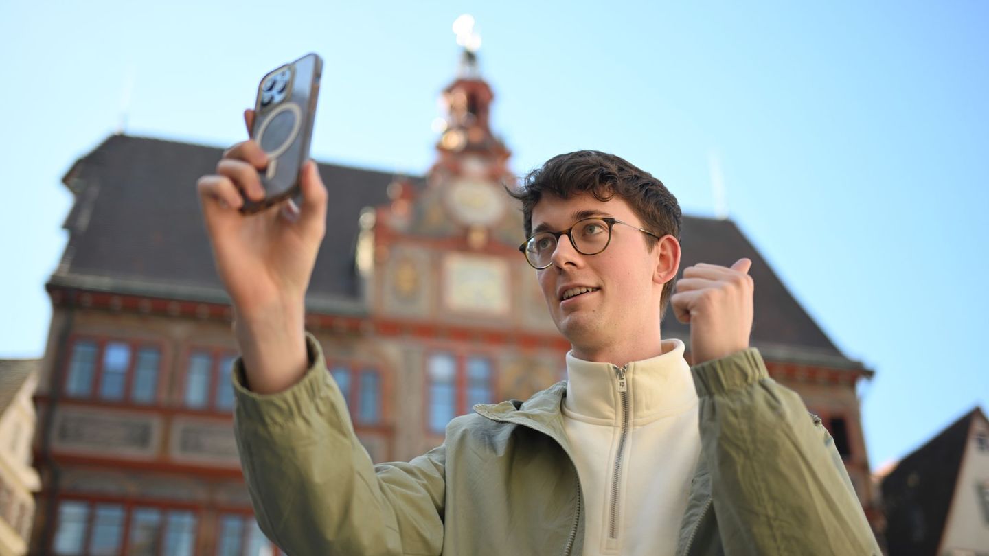 Benedikt Döllmann zeigt auf Social Media seinen Alltag als Stadtrat. Über 50.000 Menschen folgen ihm. Foto: Marijan Murat/dpa
