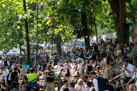 Die allermeisten Gäste auf der Erlanger Bergkirchweih kommen aus der Region. (Archivbild) Foto: Daniel Karmann/dpa
