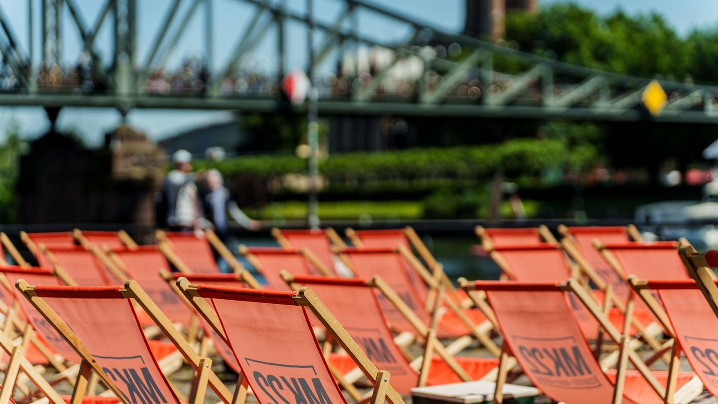 Hessens Beachclubs laden mit Sand, Cocktails und Urlaubsflair zum Entspannen ein. (Symbolbild) Foto: Andreas Arnold/dpa