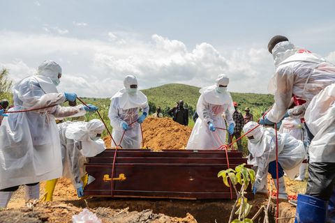 Für die Beisetzung verstorbener Ebola-Patienten bestehen strenge Sicherheitsregeln - nicht alle Angehörigen haben hierfür Verstä