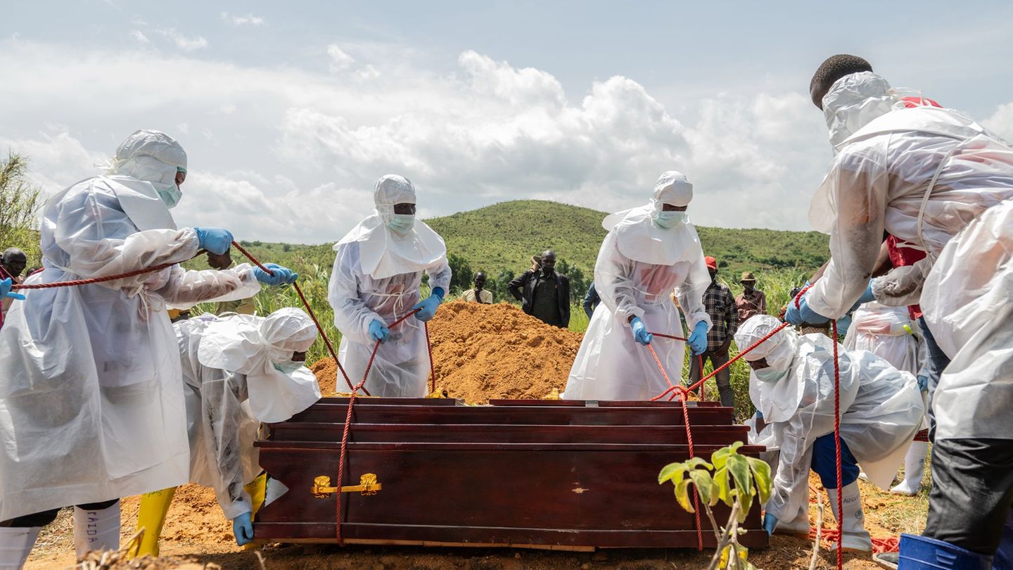 Für die Beisetzung verstorbener Ebola-Patienten bestehen strenge Sicherheitsregeln - nicht alle Angehörigen haben hierfür Verstä