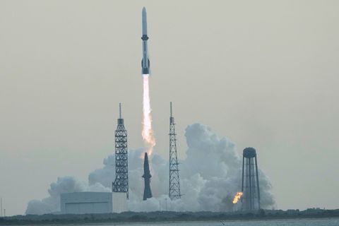 Vor dem Start einer New Glenn Rakete gab es eine Explosion. (Archivbild) Foto: John Raoux/AP/dpa