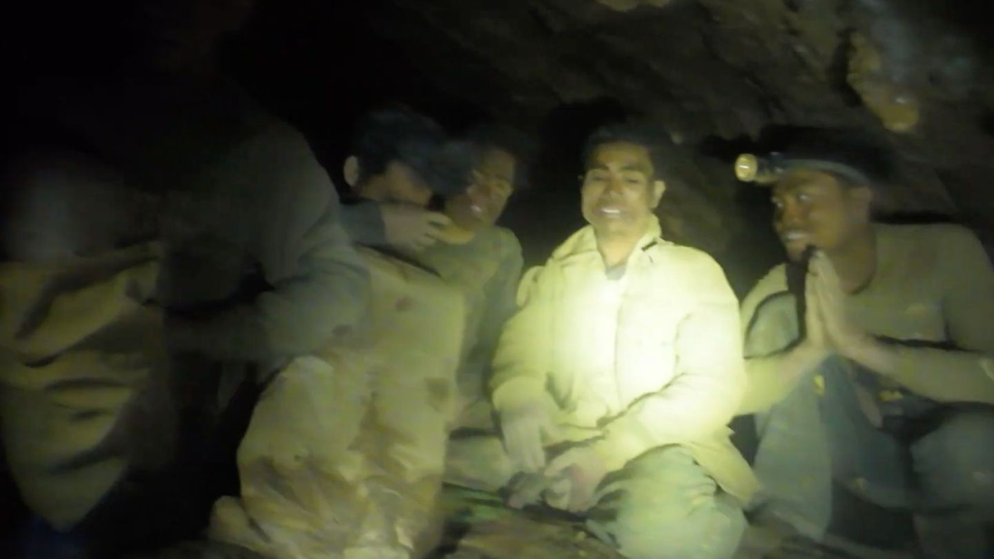Schwierige Rettungsaktion: Nullsicht und enge Schächte: Drama um Bergung in Laos-Höhle