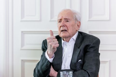 Hamburgs früherer Bürgermeister Klaus von Dohnanyi (SPD) hält die Städtepartnerschaft Hamburgs mit der russischen Stadt St. Pete