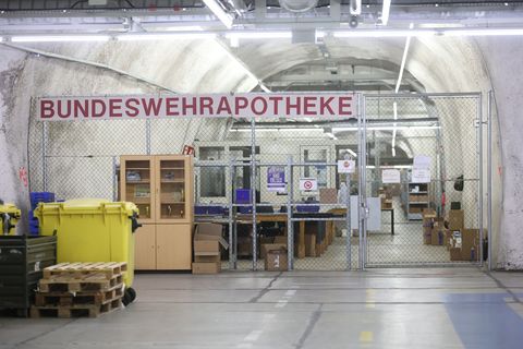 Die Apotheke liegt auf dem Gelände der Feldwebel-Anton-Schmid-Kaserne. Foto: Matthias Bein/dpa