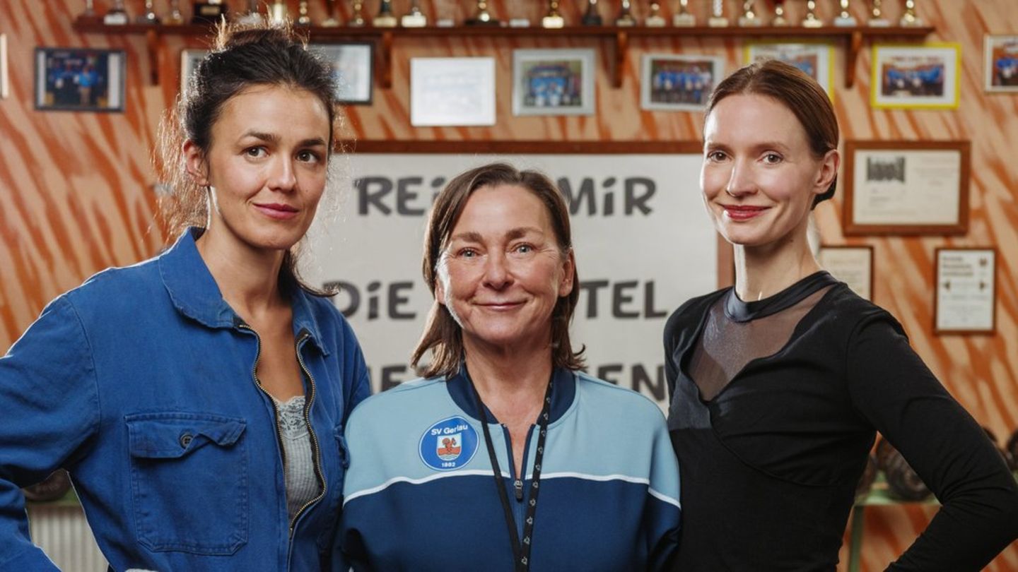 „Mensch Mutti!“: Daniela (Lucie Heinze, l.), Christa (Steffi Kühnert, m.) und Serafina (Frida-Lovisa Hamann) wollen ein Fitnes