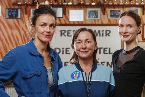 „Mensch Mutti!“: Daniela (Lucie Heinze, l.), Christa (Steffi Kühnert, m.) und Serafina (Frida-Lovisa Hamann) wollen ein Fitnes