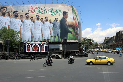 Unterstützungs-Poster für Irans Fußballer in Teheran