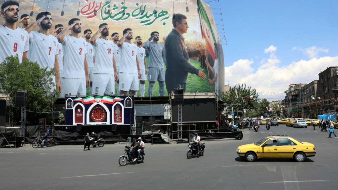 Unterstützungs-Poster für Irans Fußballer in Teheran