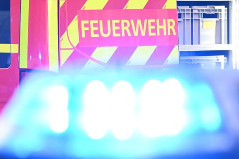 In Hamburg-Wilhelmsburg rückte in der Nacht die Feuerwehr zu einem Großeinsatz wegen eines Brands eines Vereinshauses mit Kleing