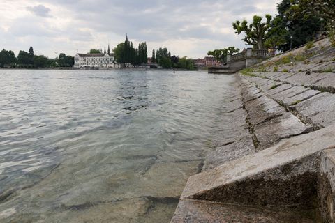 Der Bodensee selbst ist vorerst vom Verbot ausgenommen - auch wenn der Wasserstand dort für diese Jahreszeit niedrig ist. Foto: