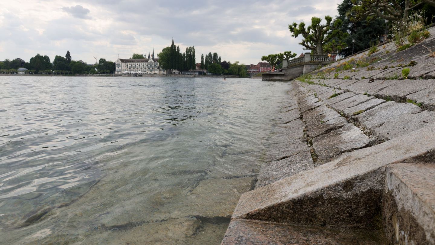 Der Bodensee selbst ist vorerst vom Verbot ausgenommen - auch wenn der Wasserstand dort für diese Jahreszeit niedrig ist. Foto: