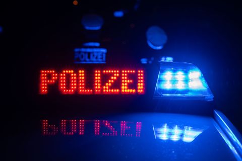 Die Polizei konnte den Verkehr kurzzeitig stoppen und so die Reifenteile entfernen. (Symbolbild) Foto: Marijan Murat/dpa