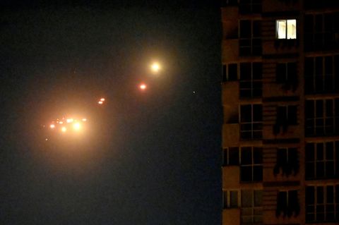 Ukrainische Luftabwehr schießt auf russische Drohnen