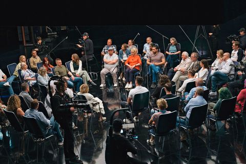 Im TV-Experiment "Was Deutschland verbindet" treffen unterschiedliche Menschen zum Dialog aufeinander.