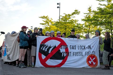 Hamm, Nordrhein-Westfalen. Aus Protest gegen den Ausbau von Gaskraftwerken und für das Gelingen der Energiewende campieren im Lippepark nahe eines RWE-Gaskraftwerks seit Mittwoch zahlreiche Klimaschützer und Aktivisten.