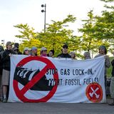 Hamm, Nordrhein-Westfalen. Aus Protest gegen den Ausbau von Gaskraftwerken und für das Gelingen der Energiewende campieren im Lippepark nahe eines RWE-Gaskraftwerks seit Mittwoch zahlreiche Klimaschützer und Aktivisten.