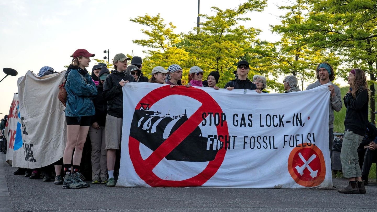 Hamm, Nordrhein-Westfalen. Aus Protest gegen den Ausbau von Gaskraftwerken und für das Gelingen der Energiewende campieren im Lippepark nahe eines RWE-Gaskraftwerks seit Mittwoch zahlreiche Klimaschützer und Aktivisten.