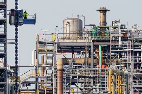 Chemieanlagen bei BASF: Der Konzern konnte zuletzt Preiserhöhungen durchsetzen Foto: Uwe Anspach/dpa