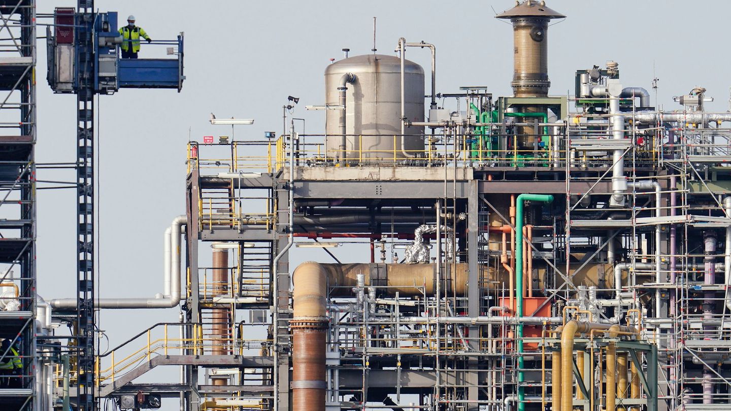 Chemieanlagen bei BASF: Der Konzern konnte zuletzt Preiserhöhungen durchsetzen Foto: Uwe Anspach/dpa