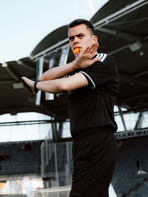 Schiedsrichter-Star Pascal Martin pfeift ein Spiel ab