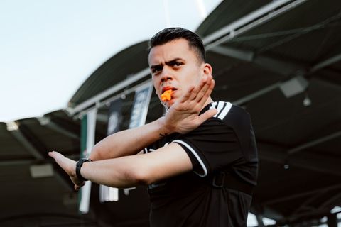 Schiedsrichter-Star Pascal Martin pfeift ein Spiel ab