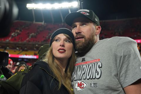 Taylor swift kuschelt sich an ihren Verlobten Travis Kelce