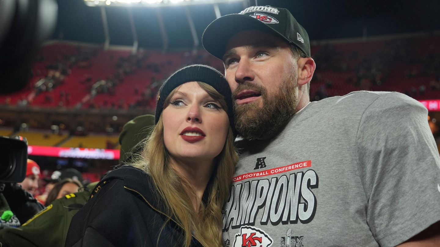 Taylor swift kuschelt sich an ihren Verlobten Travis Kelce