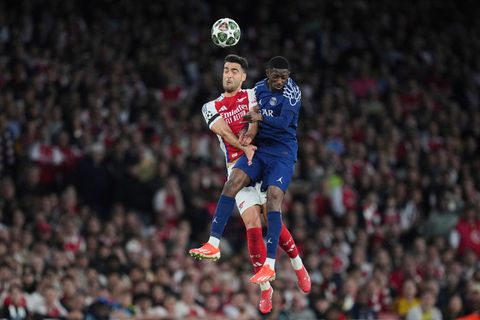 Treffen am Samstag erneut aufeinander: Arsenals Mikel Merino und Ousmane Dembele (r) von PSG. (Archivbild) Foto: Kin Cheung/AP/d